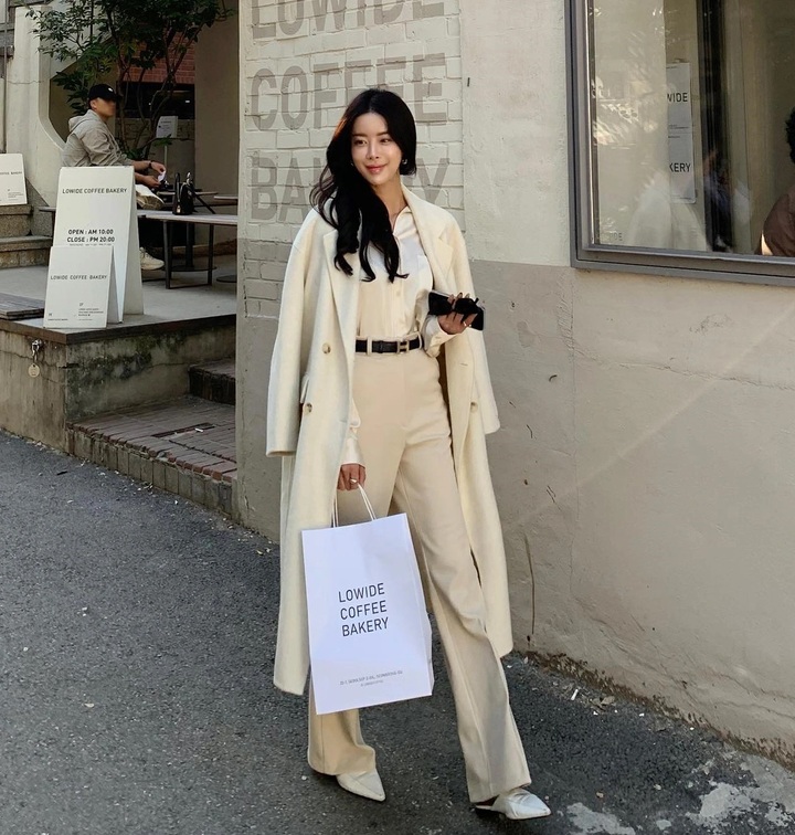Người mẫu tạo dáng với trang phục đơn sắc tại studio đơn giản – gợi ý phối đồ giúp trông cao hơn.